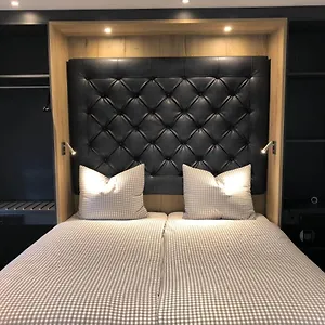 Deluxe 4*, Münih Almanya